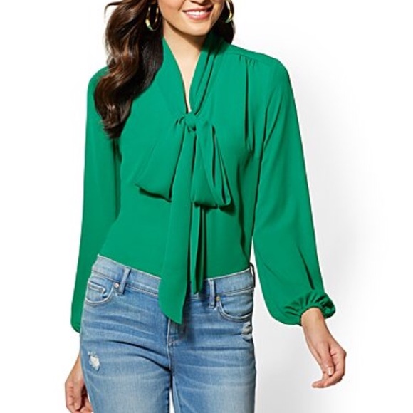 Tops - 💢NEW💢 Emerald green bow front blouse